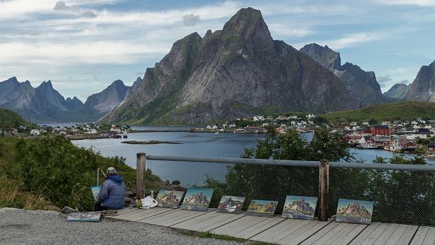 Miejscowo Reine pooona na tle gr i zatoki Reinefjord