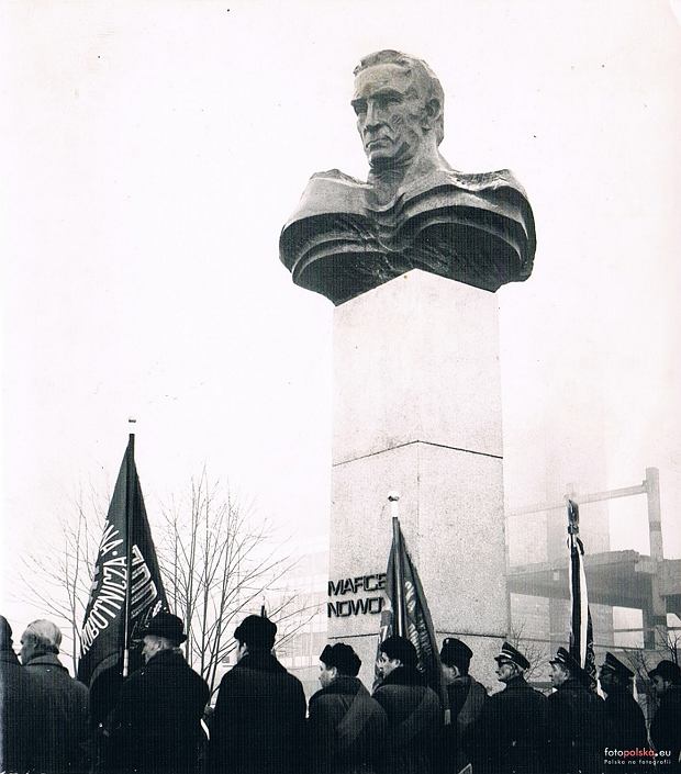 Pomnik Marcelego Nowotki w Warszawie